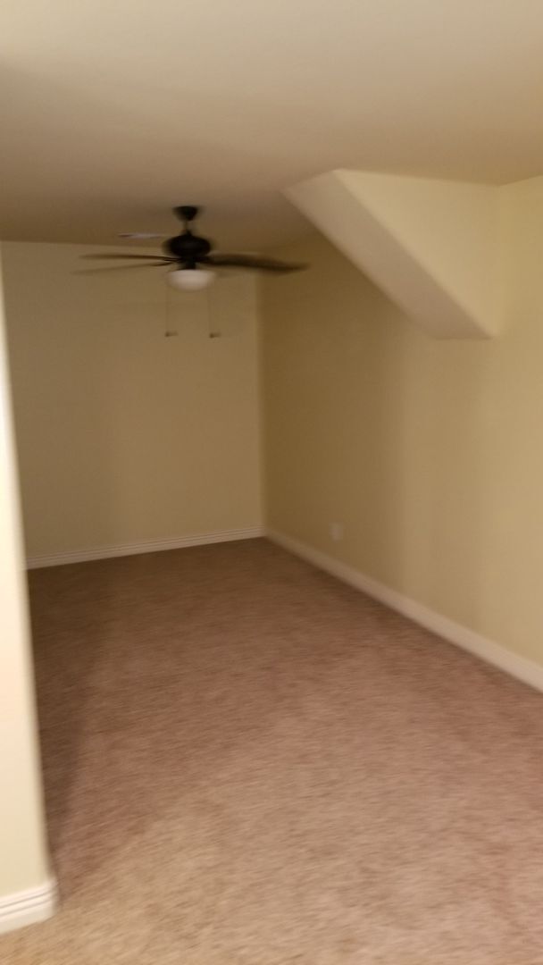 Building Photo - 4 bed 2.5 bath townhome with 2 car garage