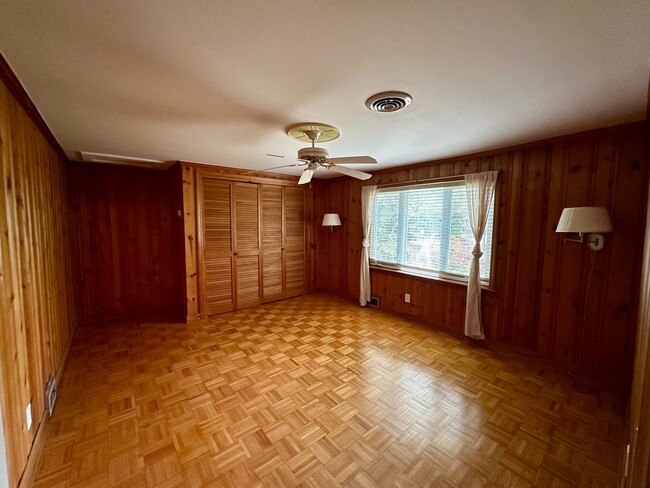 Building Photo - Charming 5 Bedroom Home Close to Everything!