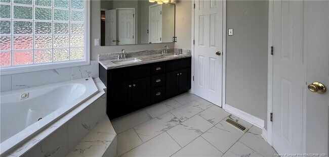Building Photo - 113 Steeplechase Ln