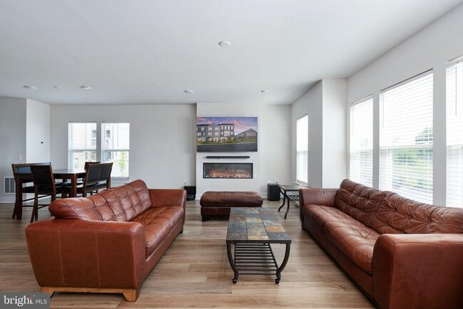 Building Photo - 1747 Riverbluff Ave