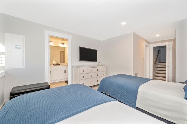 Building Photo - The Enclave At Gambrill View