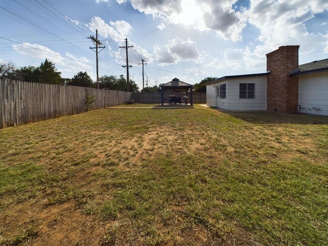 Building Photo - Spacious and Modern 3 bedroom Home with a ...