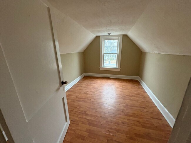 Building Photo - Quaint Brick Cottage w/Covered Parking