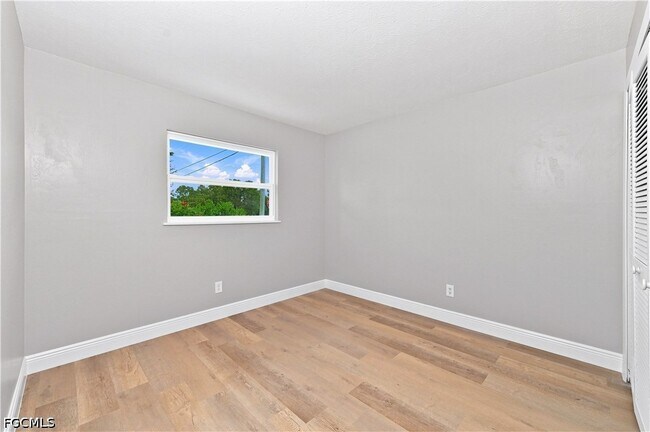 Building Photo - 903 SE 20th Ct