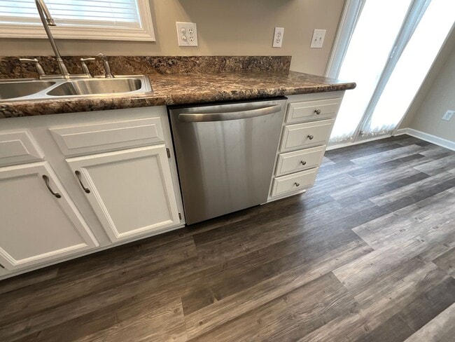 Building Photo - Ready to View! Updated 3/2 Home High Point...