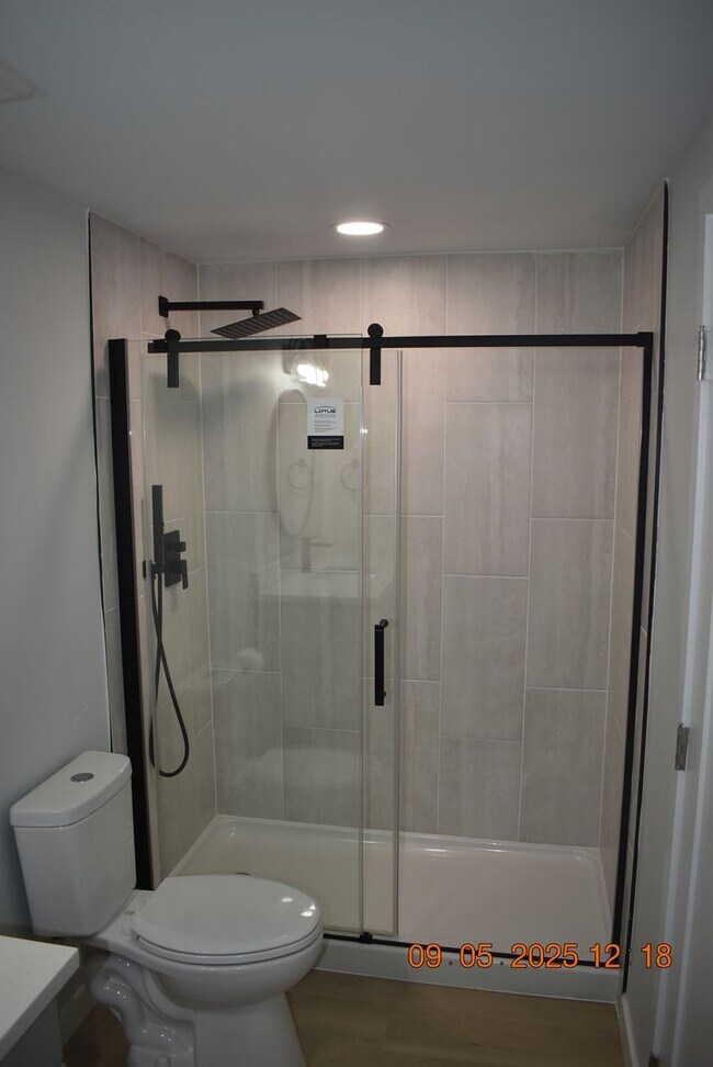 Building Photo - 4 bedroom / 3 bath / Beautifully Updated