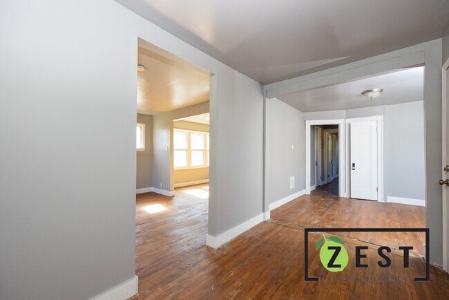Building Photo - 5235 Haverhill St