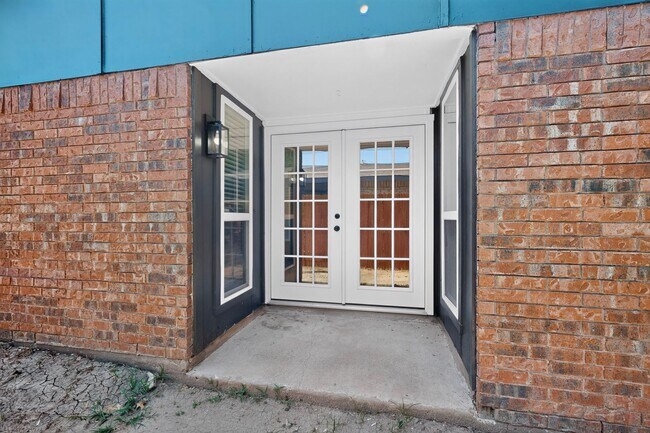 Building Photo - 243 Woodhurst Dr