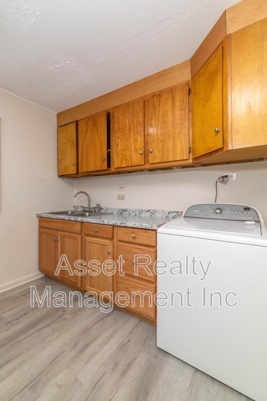 Building Photo - 219 Highland Ave