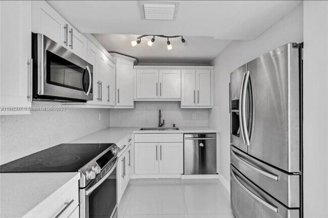 Building Photo - 1740 NW N River Dr