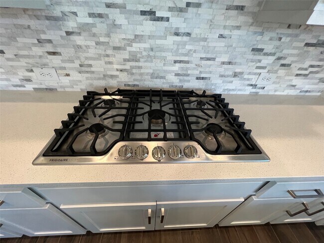 Building Photo - 547 Kingston Ln