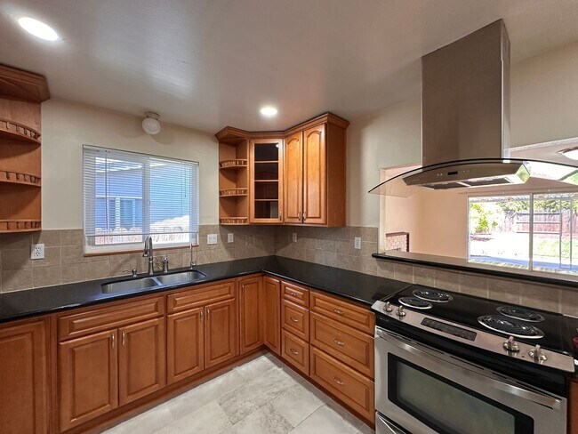 Building Photo - Updated 3/2 SFR w/ AC, BIG yard, move in r...