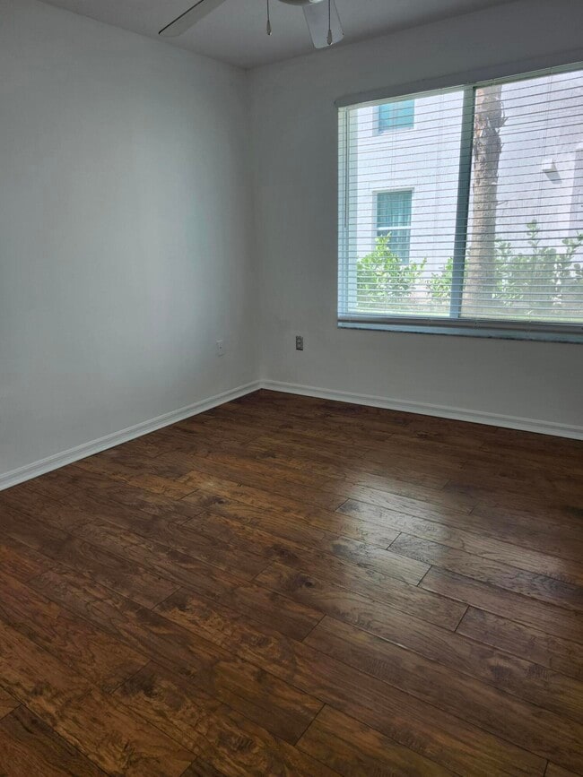 Building Photo - 802 Villa Cir