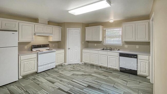 Building Photo - 9939 Risky's Ranch Dr