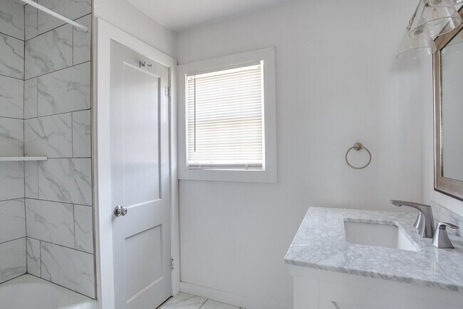 Building Photo - Modern-cozy 2 bedroom in medical district