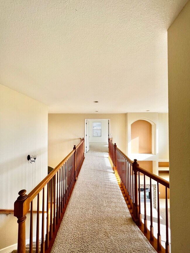 Building Photo - 4 bed, 3 bath Home in Huntington Hills Nei...