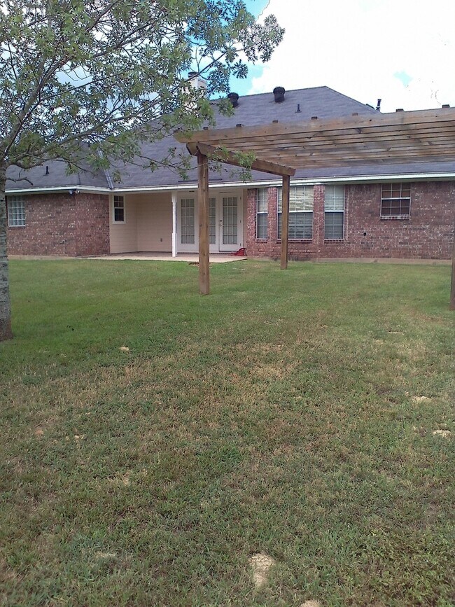 Building Photo - Great 3 bedroom, close to everything