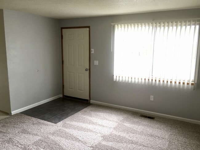 Building Photo - Spacious 3 bdrm/1.5 bath, Garage, Fenced Backyard in Brentwood-Darlington!