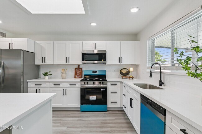 Building Photo - 3020 W Hartford Dr