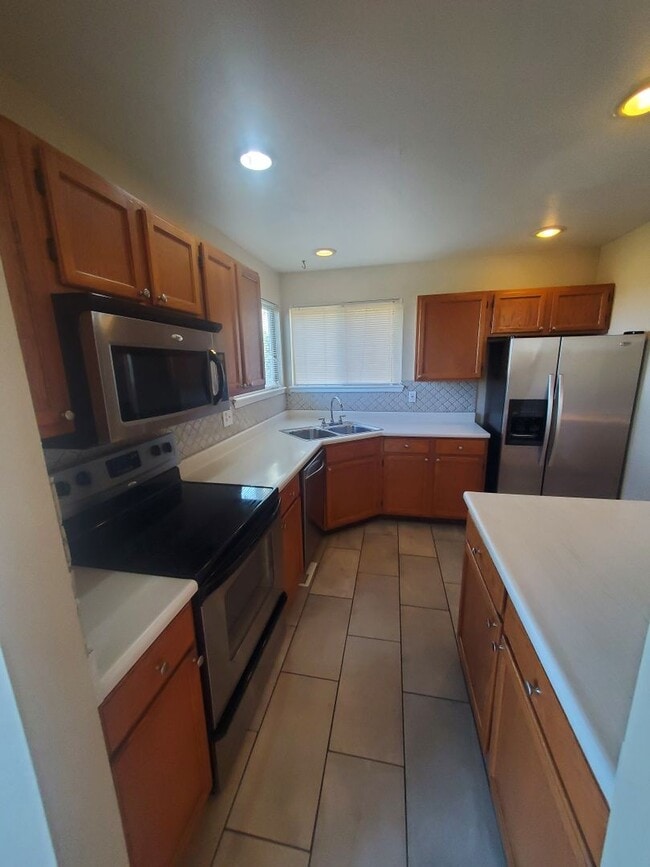 Building Photo - 3 Bedroom Home w Extra Room and 2 Car Garage in Stratford Lakes!