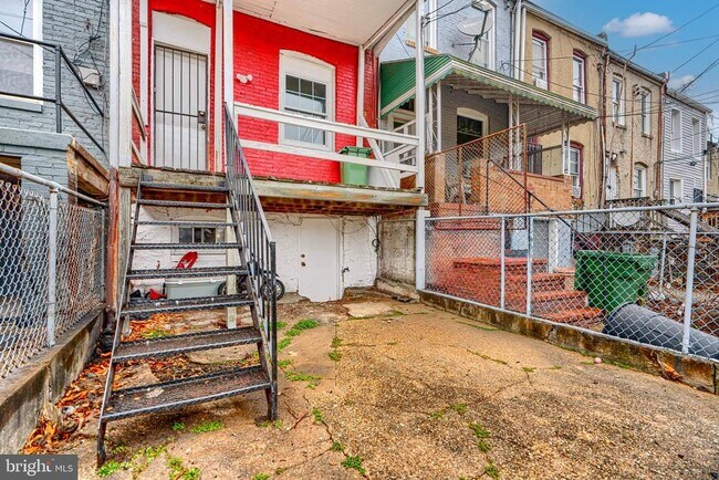 Building Photo - 2533 W Lombard St