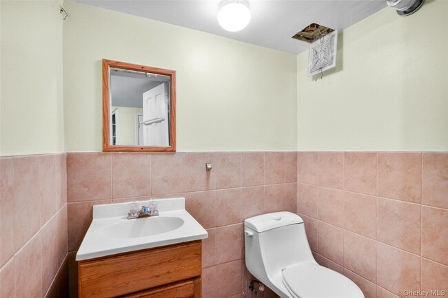 Building Photo - 506 Siwanoy Pl
