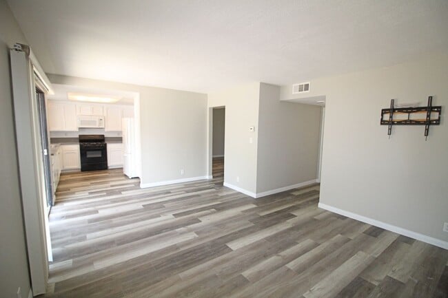 Building Photo - Oxnard | 4 bedroom + 2.5 bathroom Single F...