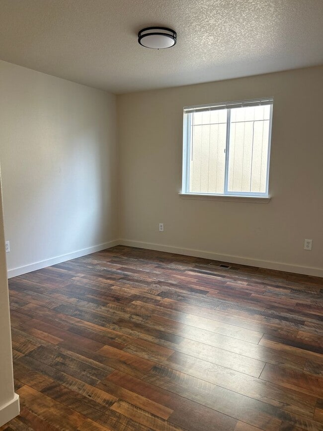 Building Photo - 532 SE Ponderosa Dr