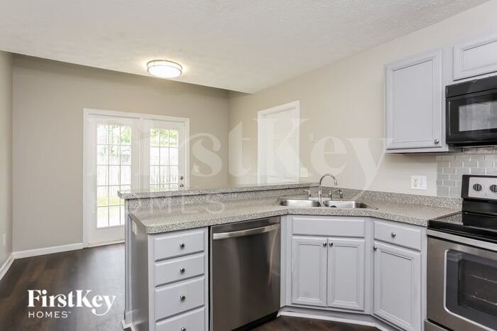 Building Photo - 80 Roxbury Ln