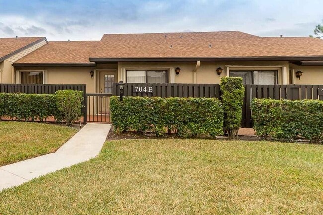 Building Photo - 704 Sunny Pine Way