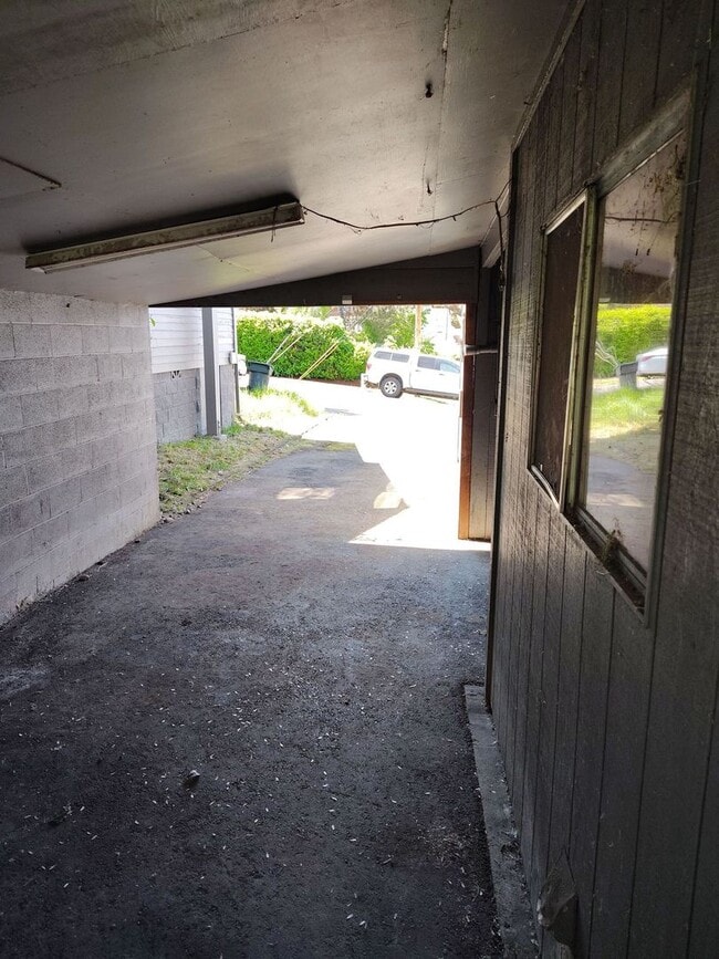 Building Photo - Great 2-bedroom home close to downtown