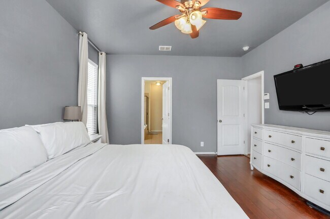 Building Photo - "Charming 3-Bed Oasis with 2.5 Baths in Sa...