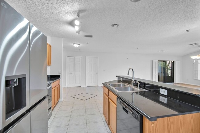 Building Photo - Spacious 3 Bedroom 2 Bath Condo in Gated Community of La Vita