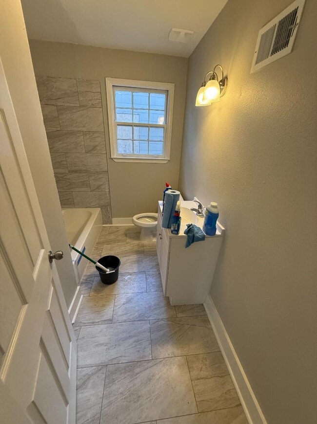 Building Photo - 629 Catalpa St