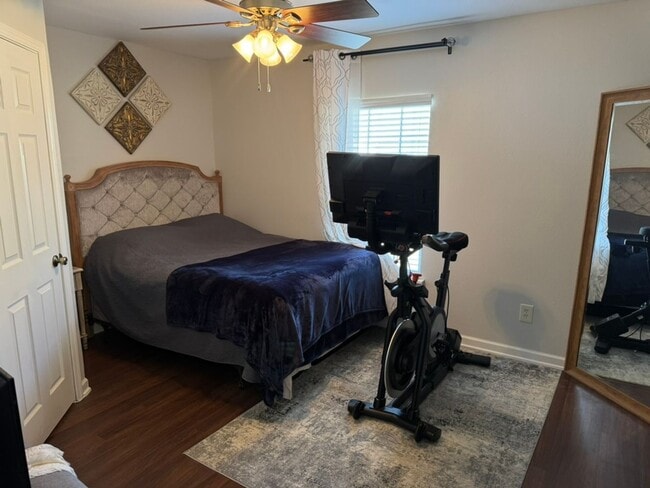 Building Photo - 3 Bed / 2 Bath – Updated Home with Fireplace & Large Backyard