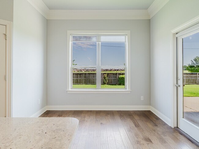 Building Photo - 1500 SW Wisteria Ave