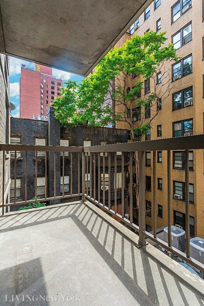 Building Photo - LEXINGTON AVE.