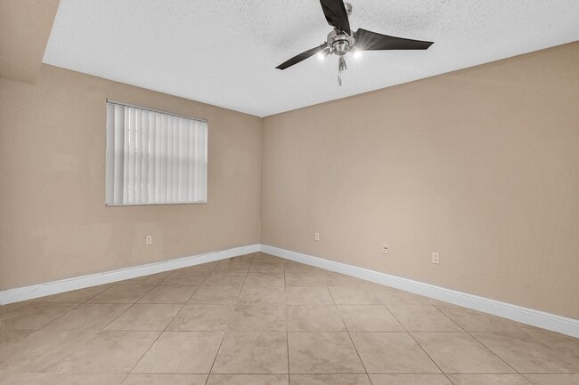 Building Photo - 2831 N Oakland Forest Dr