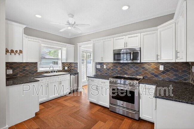 Building Photo - 829 N Hyer Ave