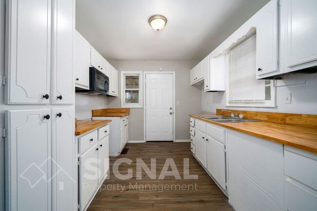 Building Photo - 213 Lake Dr Cir NE