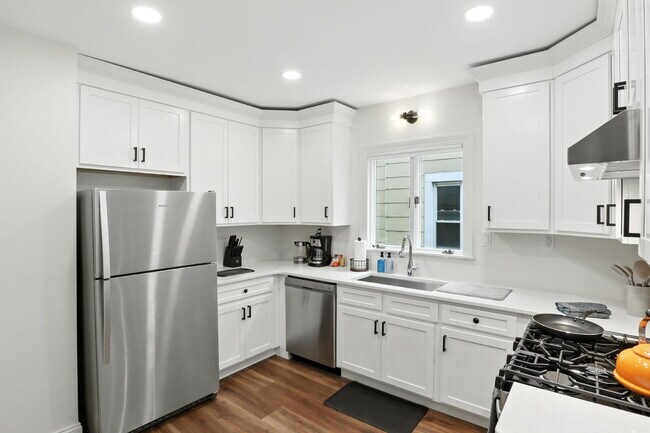 Building Photo - Fully Furnished 3-Bedroom Main-Floor Apartment in North Buffalo