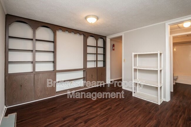 Building Photo - 834 Randler Ave