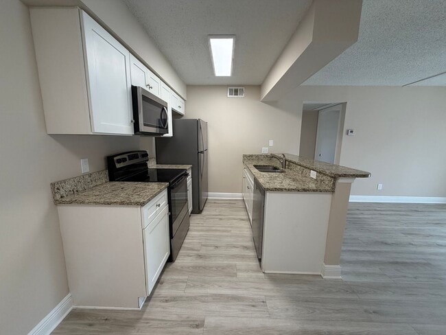 Building Photo - 5315 Summerlin Rd
