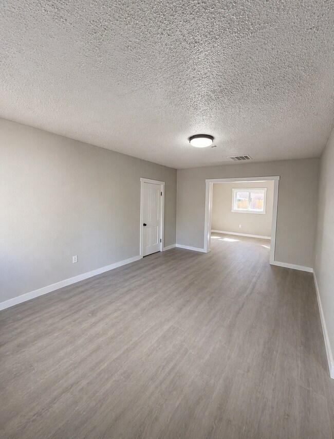 Building Photo - 516 N Hudson Ave