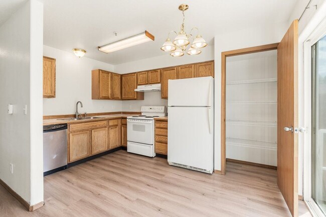 Building Photo - 3 bed 2 bath townhome