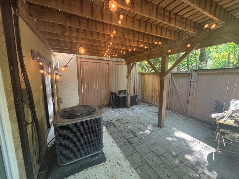 Building Photo - 2285 Emerald Heights Ct