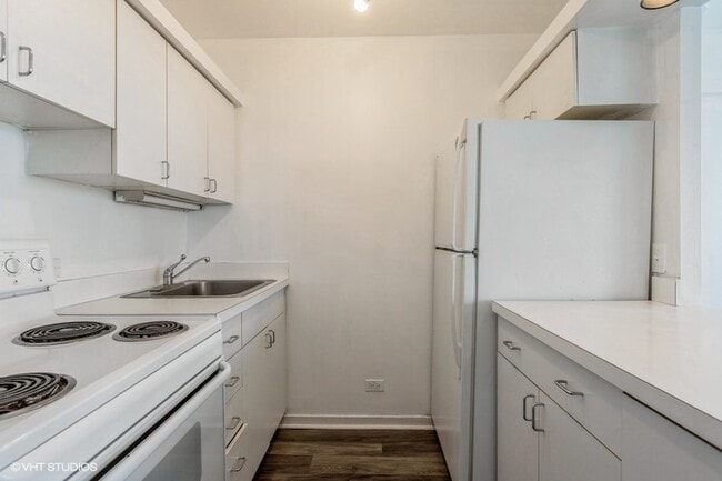 Building Photo - 4343 N Clarendon Ave