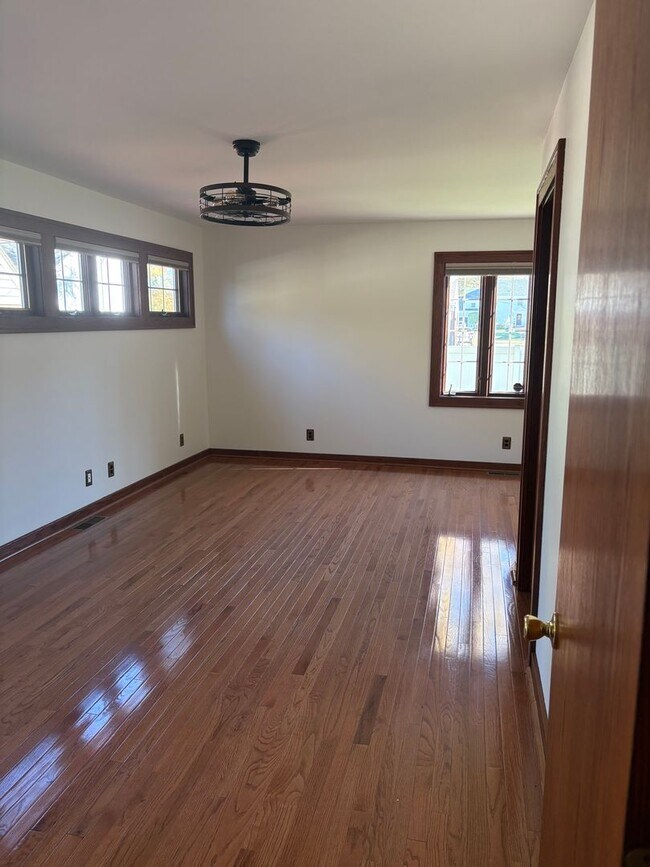 Building Photo - Large 4 bedroom Home for Rent