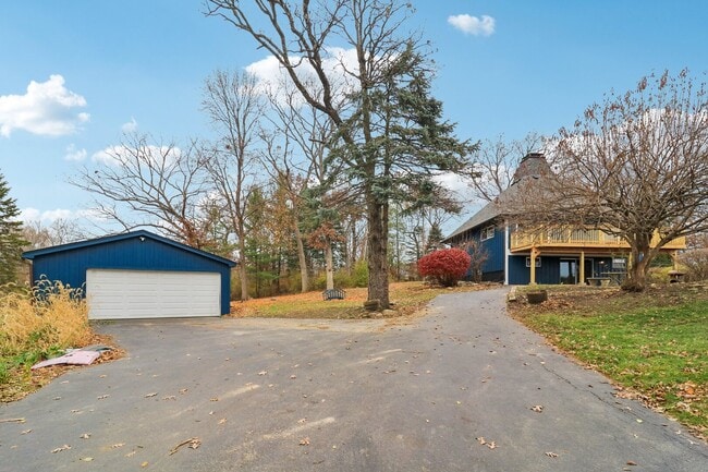 Building Photo - 23460 W N Lakewood Ln