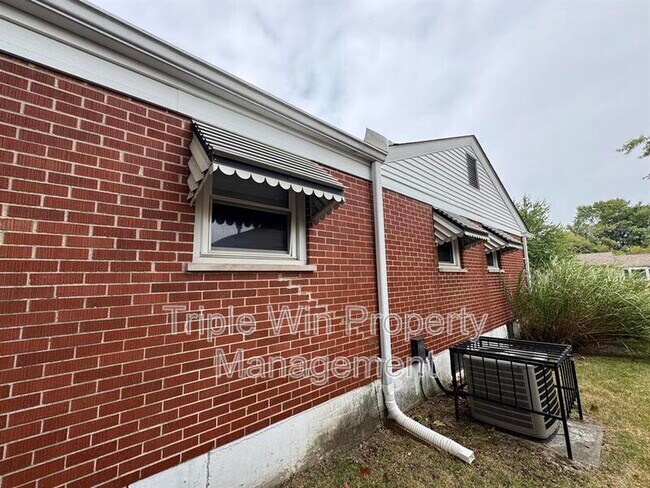 Building Photo - 90 W St Anthony Ln